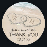 Pegatina Redonda Vintage Tropical Beach Heart Shore Wedding Favor<br><div class="desc">Boda de destino de playa favorece a los pegatinas con un fondo de playa tropical de verano, una playa de arena vintage con dos corazones en la costa, sus iniciales y una plantilla de texto editable. Haga clic en el botón "Personalizar" para obtener más información sobre esta plantilla. Podrá modificar...</div>