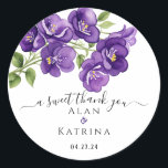 Pegatina Redonda Violaciones púrpura profundas<br><div class="desc">Añada un toque de elegancia a su papelería boda con el Pegatina Personalizado Deep Purple Violets. Con un diseño sofisticado adornado con violetas de color violeta violeta, este pegatina es perfecto para sellar sobres, decorar cajas de bienvenida o añadir un toque personalizado a cualquier objeto boda. Su estética minimalista y...</div>