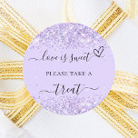 Pegatina Redonda Violet lavender confetti boda tratar el favor<br><div class="desc">Un elegante fondo violeta de color lavanda,  decorado con confeti. Con el texto: El amor es dulce,  por favor tómate un regalo,  con un corazón pequeño. Personalice y agregue sus nombres.</div>