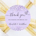 Pegatina Redonda Violet lavender confetti gracias boda<br><div class="desc">Un elegante fondo violeta de color lavanda,  decorado con confeti. Con el texto: Gracias por compartir nuestro día especial,  con un corazón pequeño. Personalice y agregue sus nombres.</div>