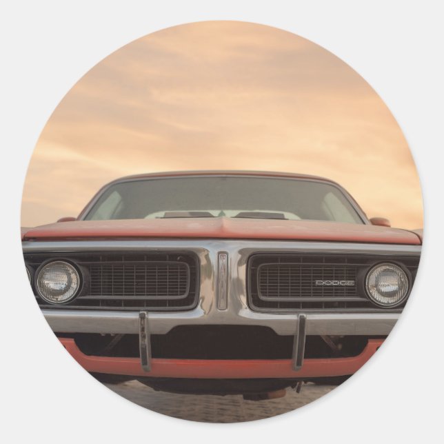 Pegatina Redonda Vista del atardecer del coche clásico de época (Anverso)