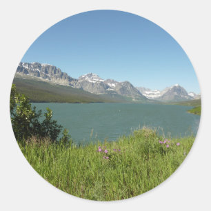 Pegatina Redonda Vista del lago Swiftcurrent en el Parque Nacional 