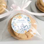 Pegatina Redonda Watercolor Tea Fiesta Bridal Shower<br><div class="desc">Disfrute de un exquisito jardín de elegancia con nuestra elegante acuarela Floral Azul y el Fiesta de té de Citrus Bridal Shower Classic Round Pegatina, una celebración donde la sofisticación se combina con el encanto refrescante de la delicia de los cítricos. Este diseño combina a la perfección los tonos azules...</div>
