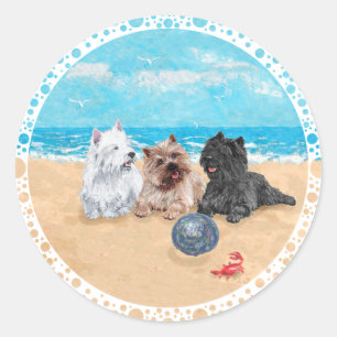 Pegatina Redonda Westie con Cairn Terriers en la Playa