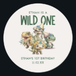 Pegatina Redonda Wild One Cute Dinosaur First Birthday Party Favor<br><div class="desc">¡Celebremos el primer cumpleaños de tu ser salvaje con nuestro Fiesta de cumpleaños de cumpleaños de Wild One Cute Dinosaur! Estos pegatinas se coordinan perfectamente con nuestra invitación y cuentan con lindos dinosaurios bebés en gorras fiestas.</div>