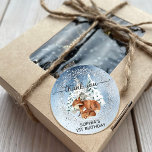 Pegatina Redonda Winter ONEderland First Birthday Fox Gracias<br><div class="desc">Diseño de invierno moderno y neutral de género de primer cumpleaños "gracias" en letra de guión elegante y naturaleza de invierno acuarela con abetos y mami y zorro bebé adorable.</div>