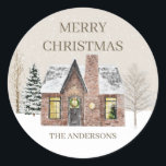 Pegatina Redonda Winter Snow House Pine Tree Merry Christmas Name<br><div class="desc">"Feliz Navidad" pegatina con una casa vieja de bonito sentada rodeada de árboles desnudos y pinos cubiertos de nieve. Personalizado con su nombre o apellido.</div>