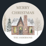 Pegatina Redonda Winter Snow House Pine Tree Merry Christmas Name<br><div class="desc">"Feliz Navidad" pegatina con una casa vieja de bonito sentada rodeada de árboles desnudos y pinos cubiertos de nieve. Personalizado con su nombre o apellido.</div>