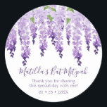 Pegatina Redonda Wisteria acuarela Gracias | Bat Mitzvah<br><div class="desc">Este diseño presenta elegantes flores de glicinia de acuarela en lavanda suave y morado con hojas verdes sobre un fondo blanco con tu mensaje de agradecimiento de Bat Mitzvah y la fecha a continuación. Personalice editando el texto en los cuadros de texto. Diseñado para ti por Evco Studio www.zazzle.com/store/evcostudio #batmitzvah...</div>