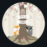 Pegatina Redonda Woodland Animals Baby Shower - Chica<br><div class="desc">Pegatinas con ducha de bebé con un ilustracion de un árbol con hojas verdes y raíces expuestas. Un zorro y un mapache se sientan a ambos lados del maletero y una lechuza se sienta en un cartel envuelto alrededor del maletero que dice: "¡Es un Chica!" La Bunting es blanca y...</div>