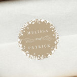 Pegatina Redonda Wreath Silhouette Boda Tan<br><div class="desc">Este elegante pegatina de bodas cuenta con una silueta de flores silvestres como corona de flores con sus nombres. Para una personalización más avanzada de este diseño,  haga clic en el BOTÓN HERRAMIENTA DE DISEÑO AZUL de arriba. También están disponibles los elementos coincidentes.</div>