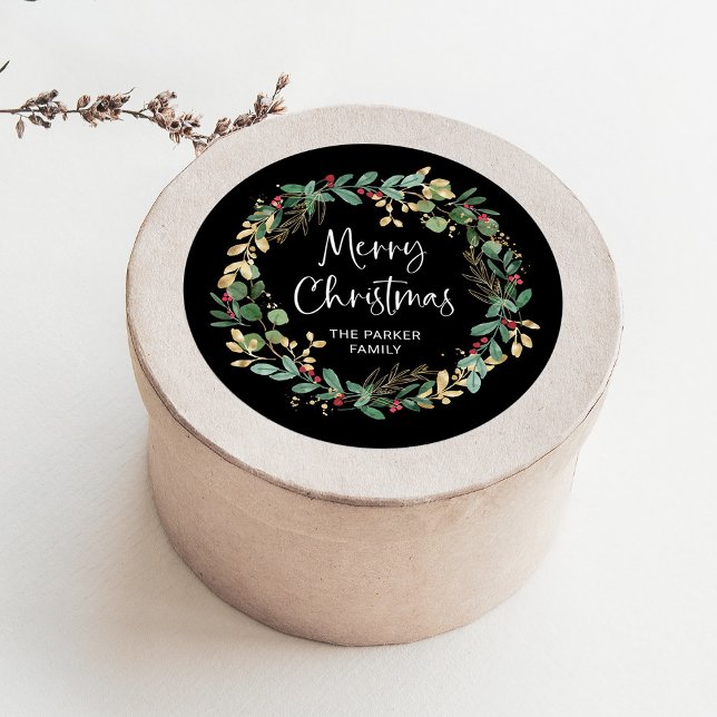 Pegatina Redonda Wreath y guión modernos | Feliz Navidad (An elegant Christmas sticker with green and gold leaves and red berries)