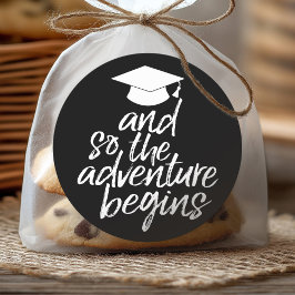 Pegatina Redonda Y Así Comienza La Aventura - Graduación