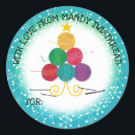 Pegatina Redonda Yarn christmas árbol ganchos artesanías<br><div class="desc">Árbol de Navidad lindo hecho de bolas coloridas de hilo,  junto con ganchos de crochet,  personalizado con tu nombre y texto en esto a/del pegatina para regalar tu lista con artesanías artesanales.</div>