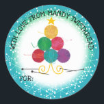 Pegatina Redonda Yarn navidad árbol tejiendo agujas artesanías<br><div class="desc">Árbol de Navidad lindo hecho de bolas coloridas de hilo,  junto con agujas de punto,  personalizado con tu nombre y texto en esto a/del pegatina para regalar tu lista con artesanías de punto hechas a mano.</div>