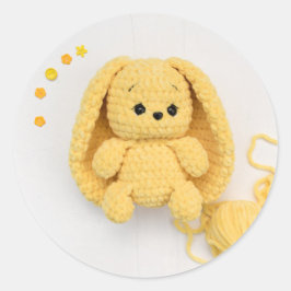 Pegatina Redonda Yellow Crochet Bunny – Cozy Handmade
