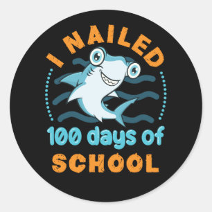 Pegatina Redonda Yo clavé 100 días de clases de tiburón martillo