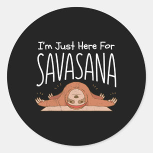 Pegatina Redonda Yoga de perezoso. Solo estoy aquí por Savasana. Na