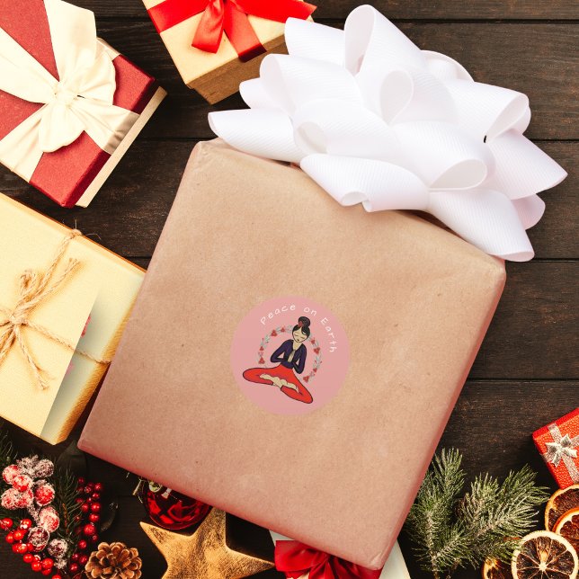 Pegatina Redonda Yogi de la paz en la Tierra Sticker (A Lovely Yoga Gift Package Sticker Promoting 'Peace on Earth')
