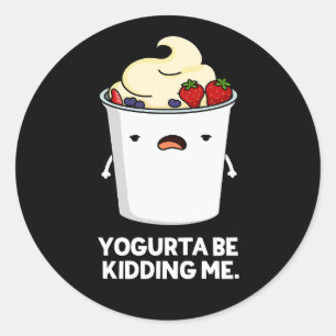 Pegatina Redonda Yogurta Esté Bidándome Gracioso Yogurt Pun Dark BG