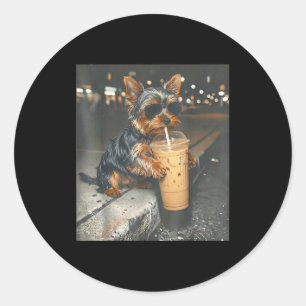 Pegatina Redonda Yorkie bebiendo café helado divertido meme de perr