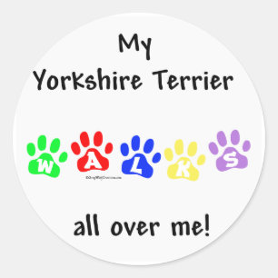 Pegatina Redonda Yorkie camina por encima de ti