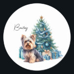 Pegatina Redonda Yorkie de nombre de perro personalizado con árbol<br><div class="desc">Arte cutáneo yorkie y acuarela de árbol de Navidad</div>