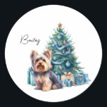 Pegatina Redonda Yorkie de nombre de perro personalizado con árbol<br><div class="desc">Arte cutáneo yorkie y acuarela de árbol de Navidad</div>