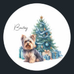 Pegatina Redonda Yorkie de nombre de perro personalizado con árbol<br><div class="desc">Arte cutáneo yorkie y acuarela de árbol de Navidad</div>