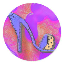 zapato morado sobre fondo rosa y morado