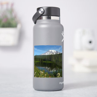 Pegatina Reflejo del lago del Monte Rainier con flores silv
