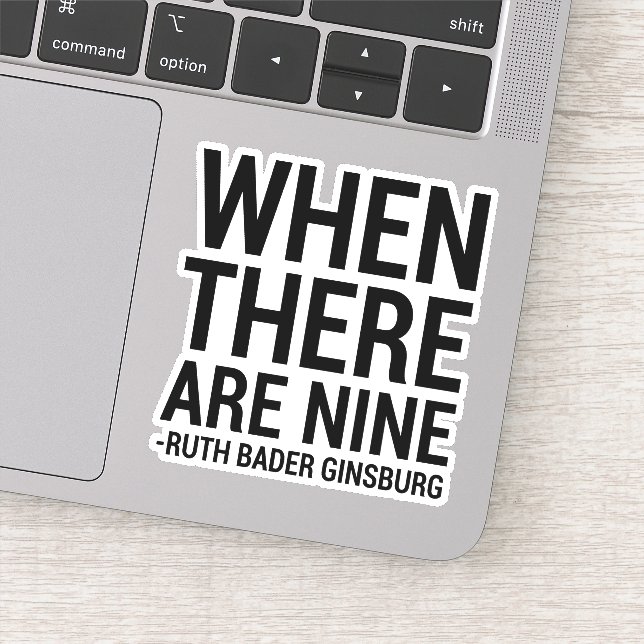 Pegatina Ruth Bader Ginsburg - Cuando hay nueve (Detalle)
