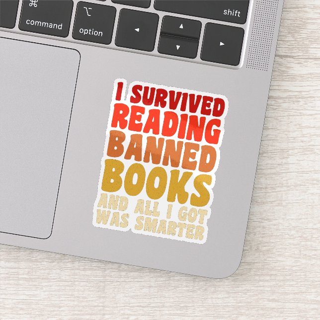 Pegatina Sobreviví a leer libros prohibidos, curiosa cita (Detalle)