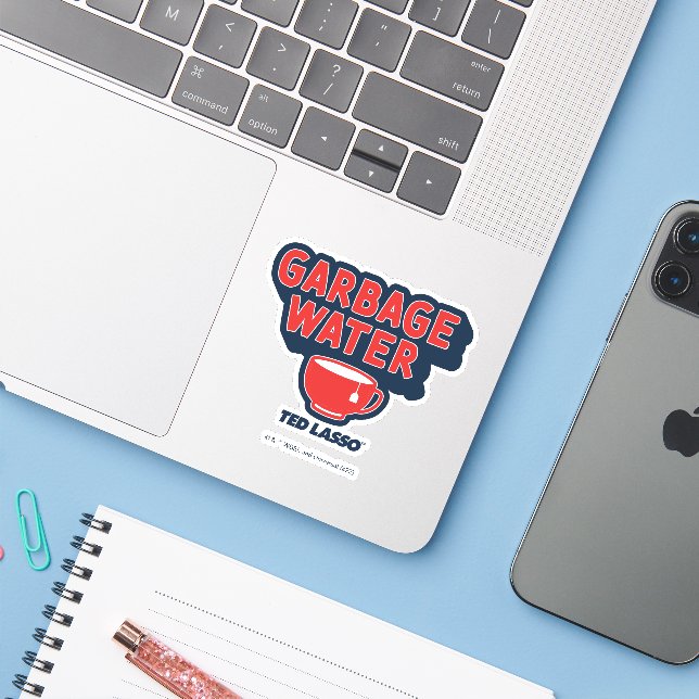 Pegatina Ted Lasso | Garbage Water Tea Graphic (Ordenado portátil con iPhone)