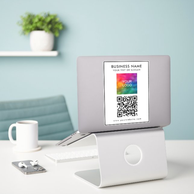 Pegatina Texto de código QR Logotipo comercial aquí Persona (Ordenado portátil  en el escritorio)
