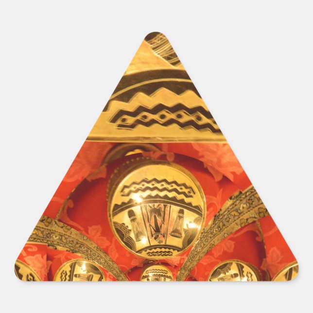 Pegatina Triangular Arte Cultural Africano: Rico diseño rojo dorado (Anverso)