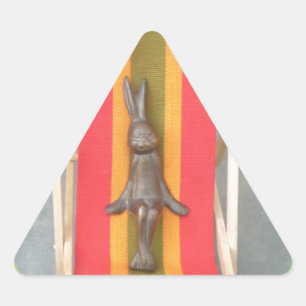 Pegatina Triangular Arte vectorial de conejo relajante para impresión