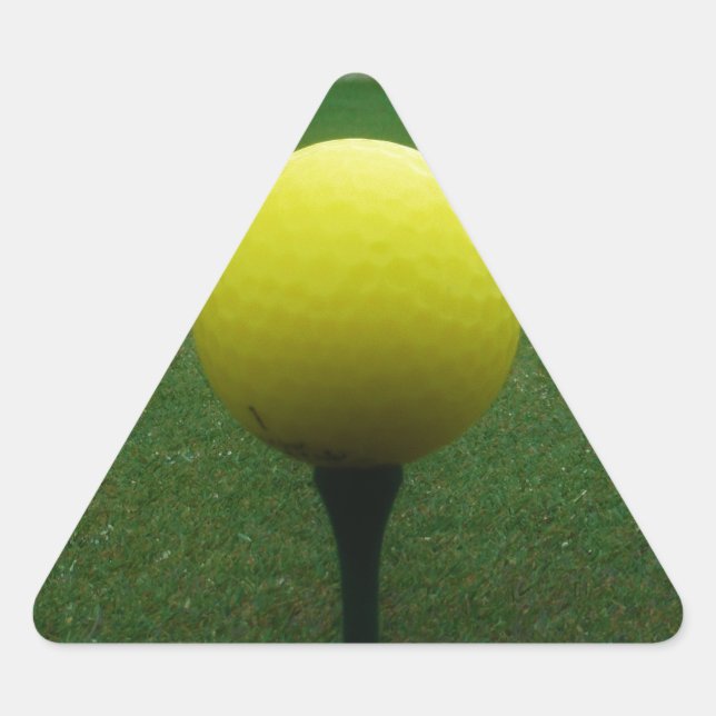 Pegatina Triangular Bola de golf amarilla en un campo de golf de monta (Anverso)