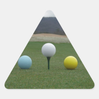 Pegatina Triangular bolas de golf de colores vivos en una montaña
