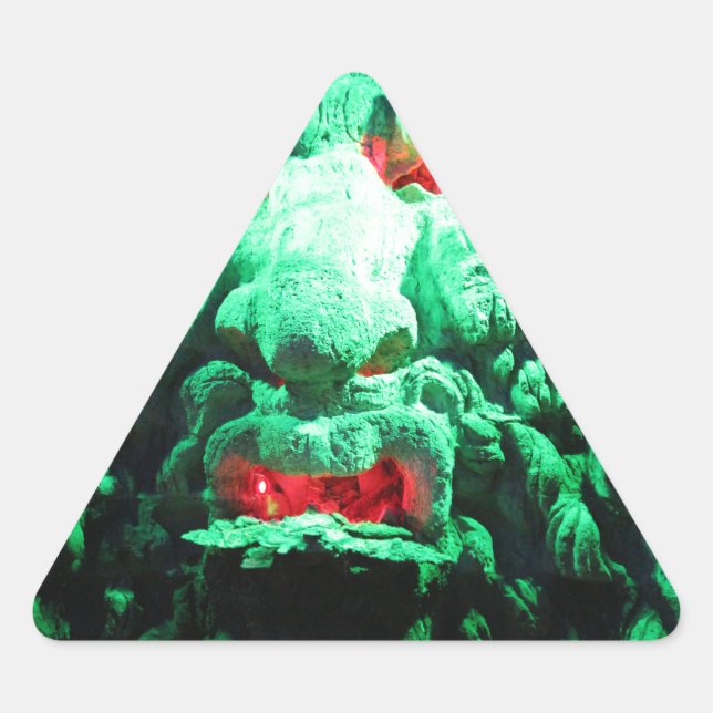 Pegatina Triangular Cara mascarada aterradora en roca (Anverso)