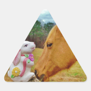 Pegatina Triangular Conejo blanco y caballo amarillo