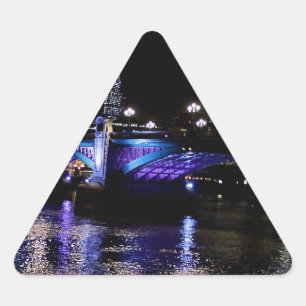 Pegatina Triangular El río Támesis de noche en Londres, Inglaterra