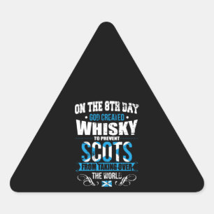 Pegatina Triangular En el octavo día Dios creó Whiskey Scots