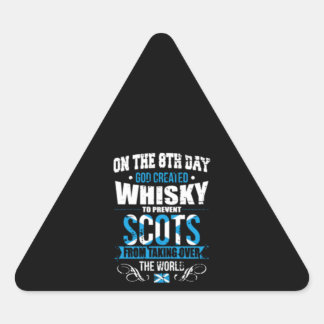 Pegatina Triangular En el octavo día Dios creó Whiskey Scots