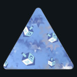Pegatina Triangular Feliz Hanukkah cayendo estrellas y sueños<br><div class="desc">Está viendo la colección de diseño de Lee Hiller. Coleccionista,  ropa,  regalos y objetos de colección Lee Hiller Photography o colección de arte digital. Puedes ver su fotografía de la naturaleza en http://HikeOurPlanet.com/ y seguir su blog de senderismo dentro del Parque Nacional de Hot Springs.</div>