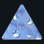 Pegatina Triangular Feliz Hanukkah cayendo estrellas y sueños<br><div class="desc">Está viendo la colección de diseño de Lee Hiller. Coleccionista,  ropa,  regalos y objetos de colección Lee Hiller Photography o colección de arte digital. Puedes ver su fotografía de la naturaleza en http://HikeOurPlanet.com/ y seguir su blog de senderismo dentro del Parque Nacional de Hot Springs.</div>