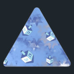 Pegatina Triangular Feliz Hanukkah cayendo estrellas y sueños<br><div class="desc">Está viendo la colección de diseño de Lee Hiller. Coleccionista,  ropa,  regalos y objetos de colección Lee Hiller Photography o colección de arte digital. Puedes ver su fotografía de la naturaleza en http://HikeOurPlanet.com/ y seguir su blog de senderismo dentro del Parque Nacional de Hot Springs.</div>