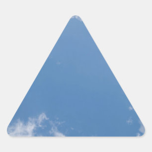 Pegatina Triangular Fondo del cielo azul nubladoPegatina del triángulo