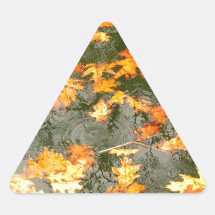 Pegatina Triangular hojas caídas en lluvia