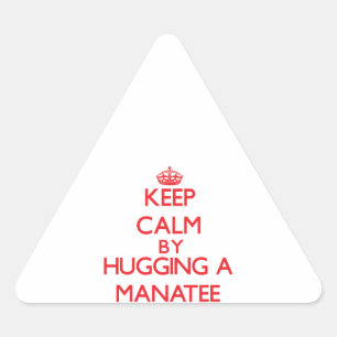 Pegatina Triangular Mantener la calma abrazando a un manatí